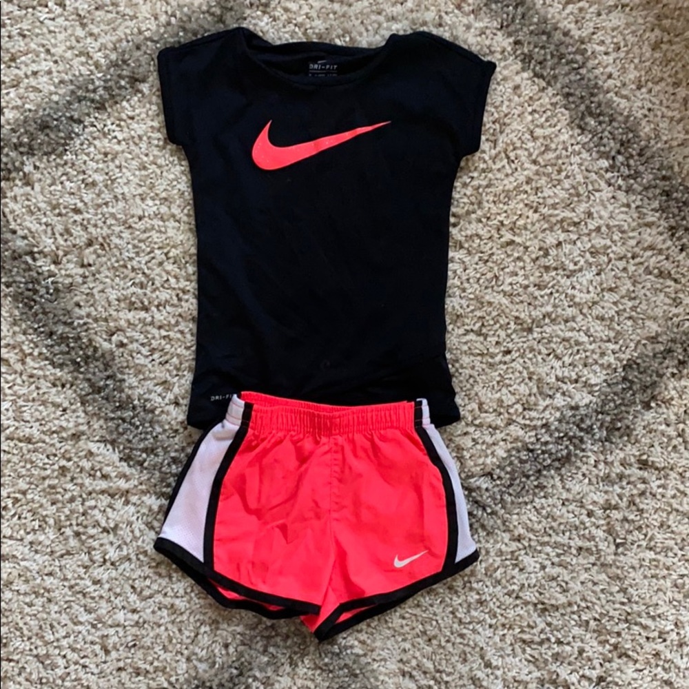 2T Girls Nike short/t-shirt set